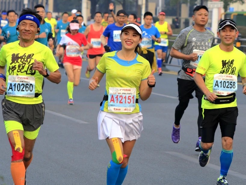 为什么跑马拉松要戴乳贴？不戴乳贴跑的后果竟如此可怕，男选手也不能幸免！
