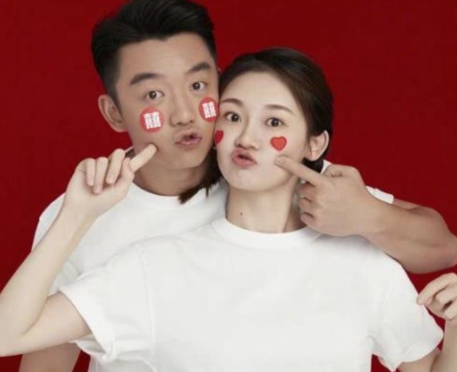 别人比心都用手,当看到苗苗和郑恺,夫妻关系一目了然!