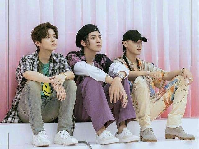 张艺兴常和EXO队友在海外相聚，怪不得和吴亦凡、鹿晗的关系不好