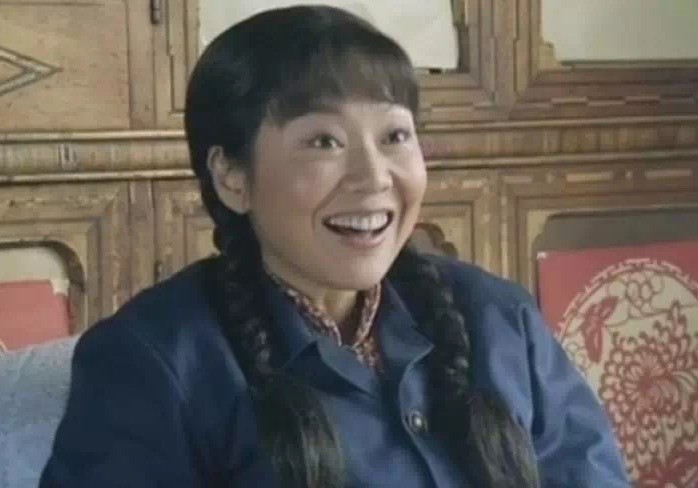 闫妮瘦身效果明显，瘦了30斤后大妈变姐姐，紧身衣也难不倒好身材