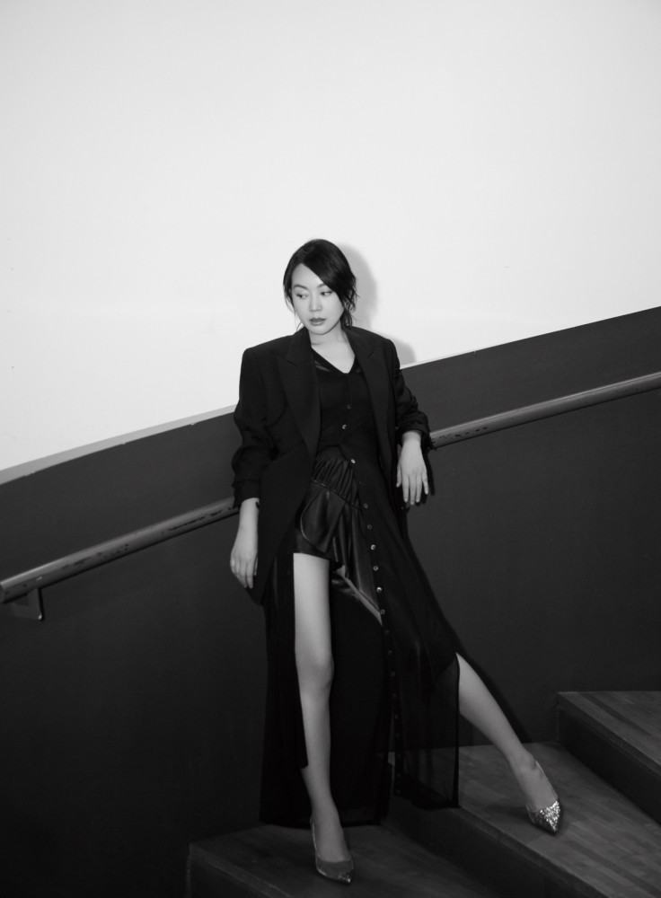 闫妮瘦身效果明显，瘦了30斤后大妈变姐姐，紧身衣也难不倒好身材