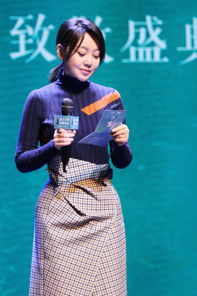 闫妮瘦身效果明显，瘦了30斤后大妈变姐姐，紧身衣也难不倒好身材