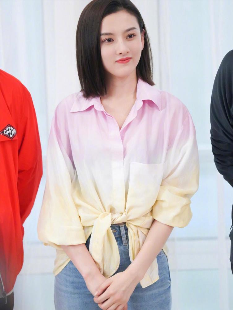 宋祖儿换发型了，齐肩发搭配渐变色衬衣好清纯，女大十八变没错了
