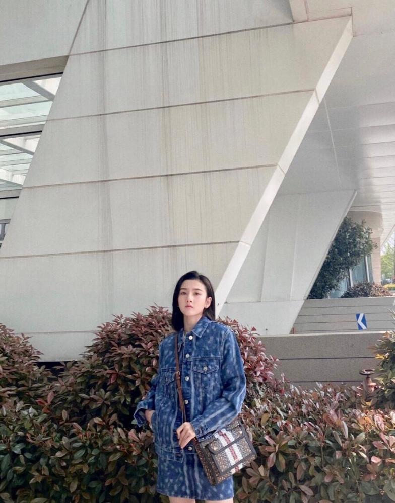 宋祖儿换发型了，齐肩发搭配渐变色衬衣好清纯，女大十八变没错了