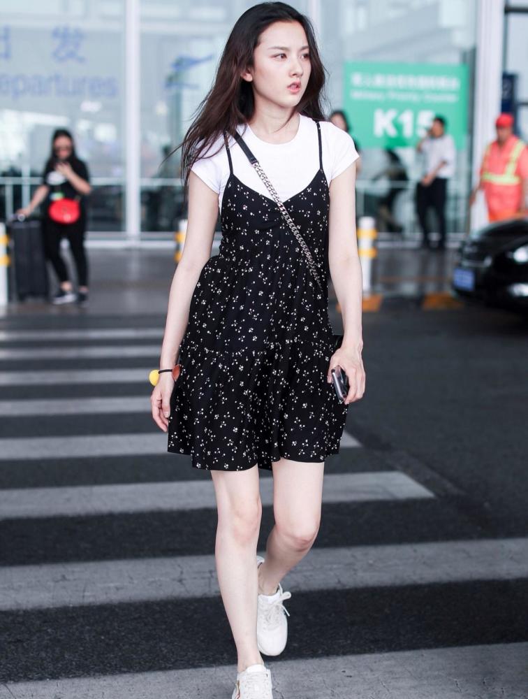 宋祖儿换发型了，齐肩发搭配渐变色衬衣好清纯，女大十八变没错了