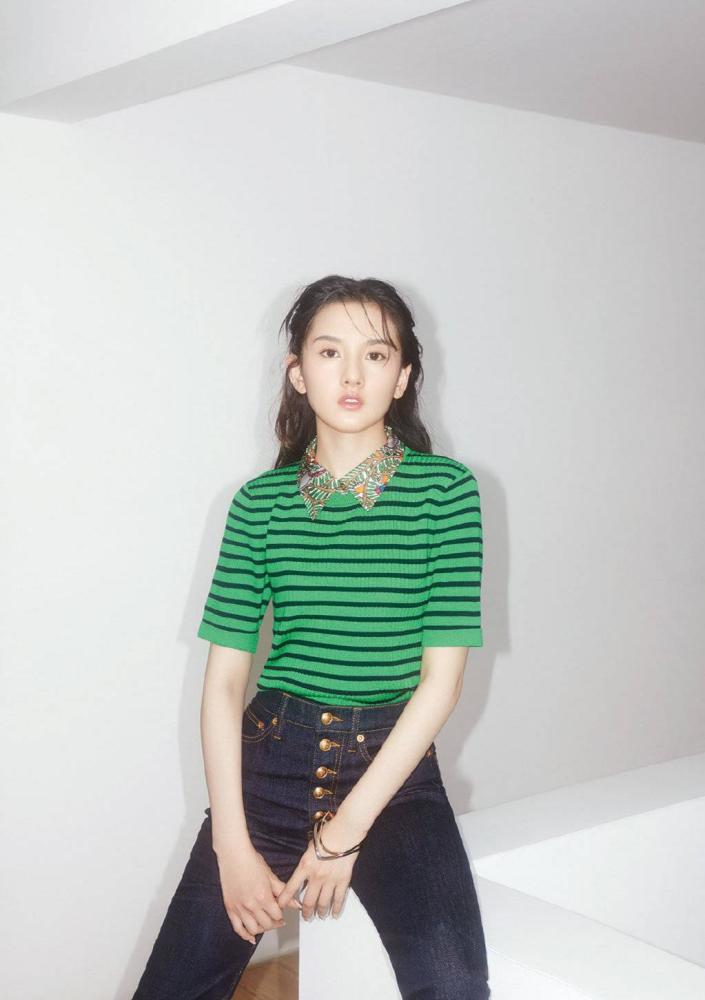 宋祖儿换发型了，齐肩发搭配渐变色衬衣好清纯，女大十八变没错了