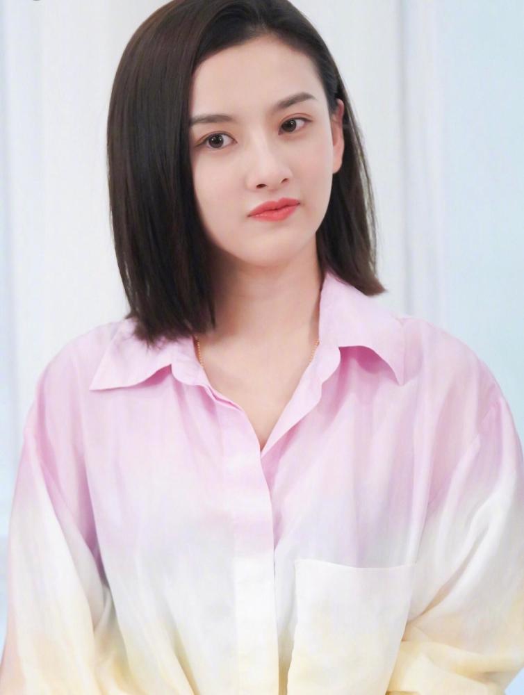 宋祖儿换发型了，齐肩发搭配渐变色衬衣好清纯，女大十八变没错了