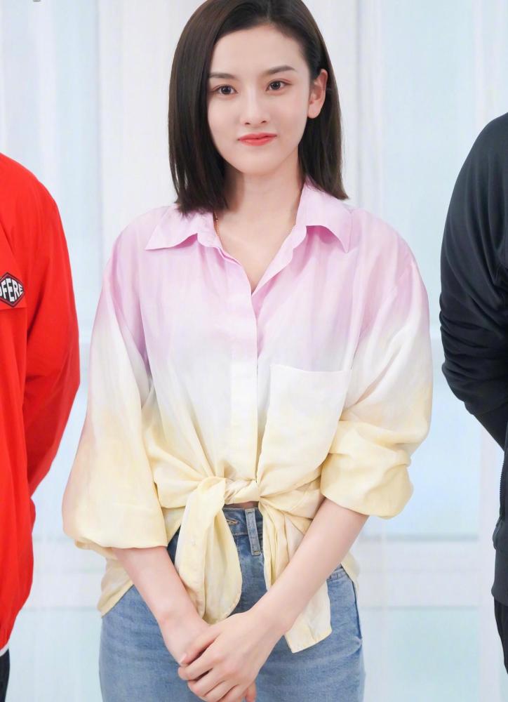 宋祖儿换发型了，齐肩发搭配渐变色衬衣好清纯，女大十八变没错了