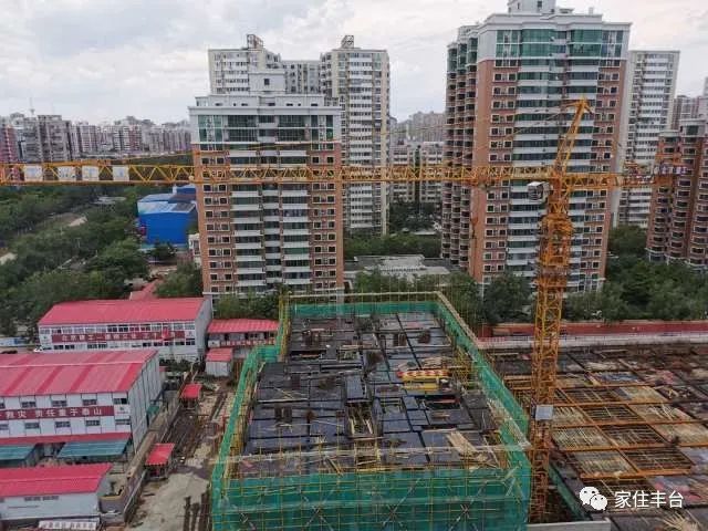 项目位于丰台区菜户营西路北侧,在丽新嘉园西区和嘉莲苑的中间位置.