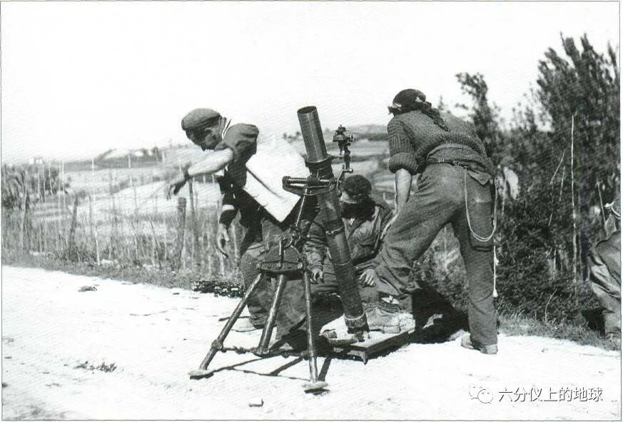照片中英国sars伞兵部队,使用76.2毫米ml迫击炮支援游击队作战.