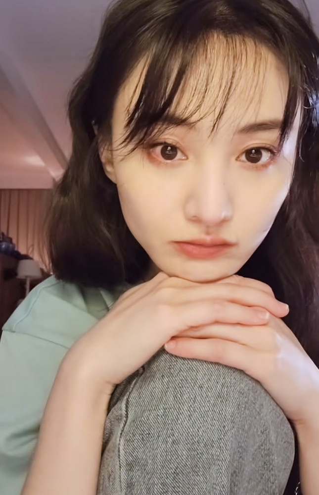 郑爽凌晨不睡晒自拍视频,表情憔悴一脸委屈,比以前更加瘦了