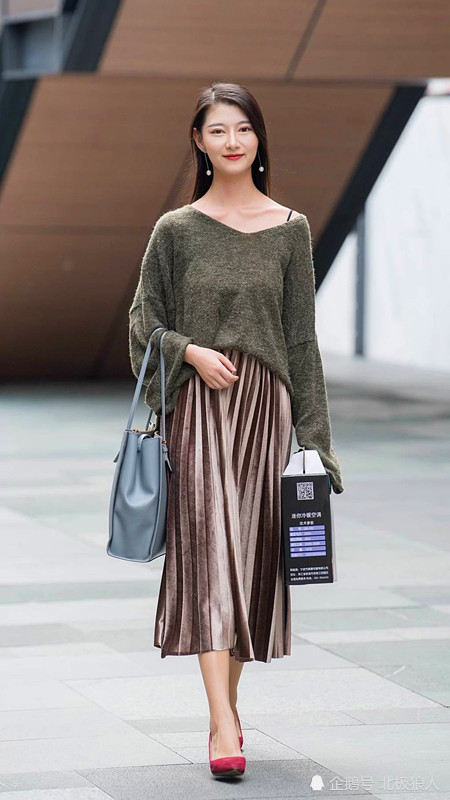 时尚美女搭配经典款式的高跟鞋,打造唯美的形象,让整体气质成熟而具有
