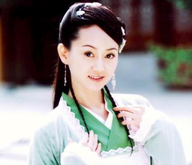 在《杨门虎将》中,牛萌萌饰演柴郡主一角,与贾乃亮饰演的杨六郎是一对
