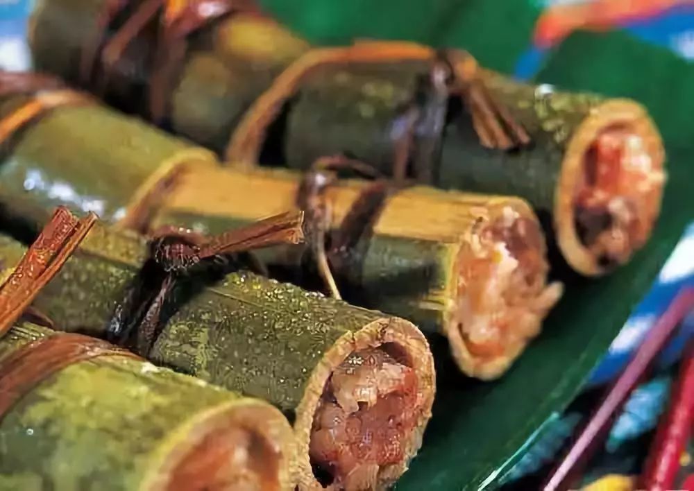 竹筒饭是傣族常见的食物,它又叫香竹糯米饭.