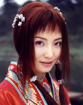 51岁陶红换对发型，剪齐刘海短发阿姨变姐姐，撞衫90后小花也不输