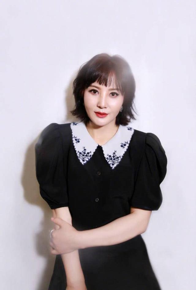 51岁陶红换对发型，剪齐刘海短发阿姨变姐姐，撞衫90后小花也不输