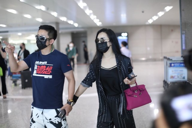 邹市明,冉莹颖现身机场. (来自:星动最娱乐)