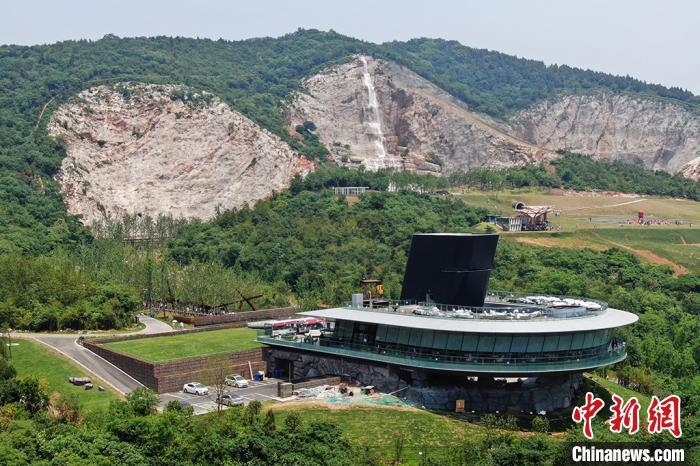 废弃矿山华丽转身航拍南京矿坑公园夏日风景