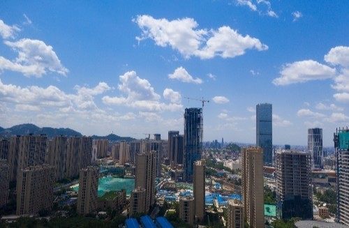 航拍蓝天白云下的济南cbd,高楼大厦鳞次栉比,很有大都市的样子