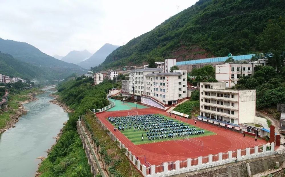 播州区泮水镇第一小学校园 ▲ 汇川区山盆中学 ▲ 赤水市石笋小学