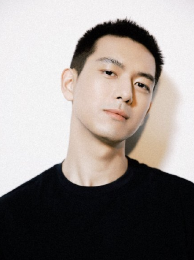 李现晒夏日寸头新发型,果然经得住圆寸的男人才是真的