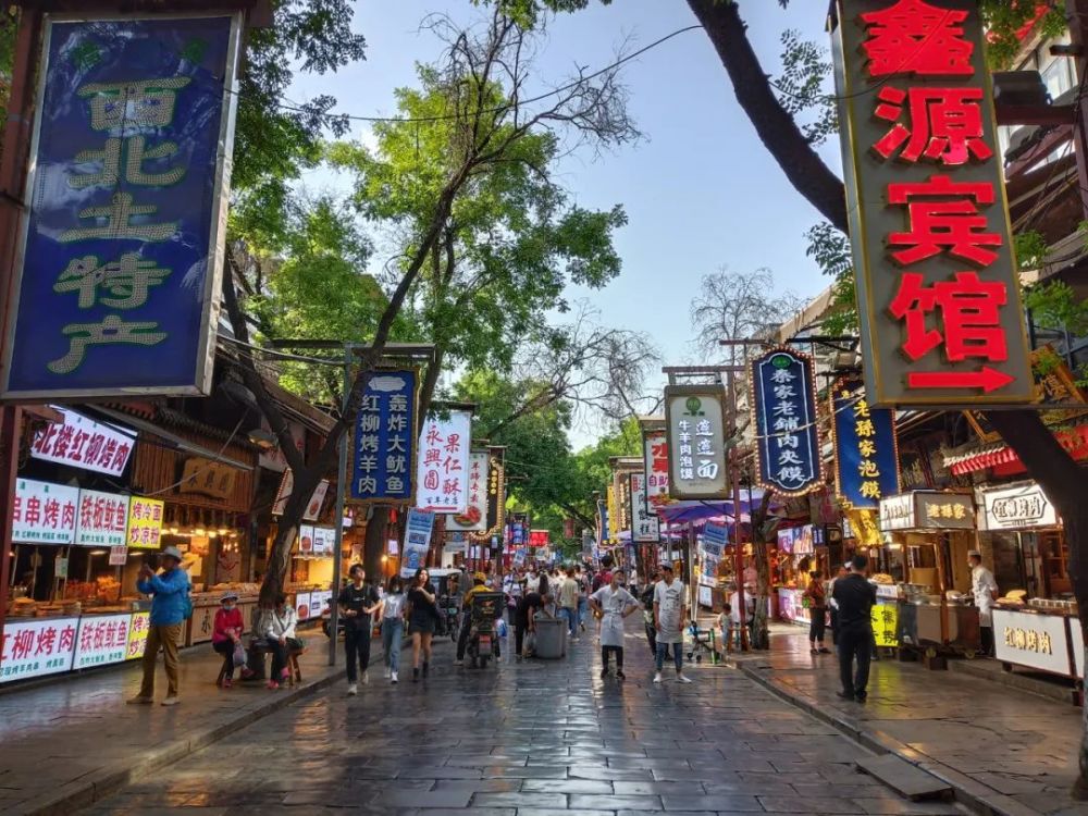 前几日,我又到西安溜达了一圈,转了转回民街,大唐不夜城步行街,大