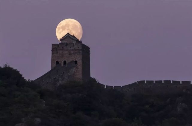 古今中外,凡到过长城的人无不惊叹它的磅礴气势,宏伟规模和艰巨工程.