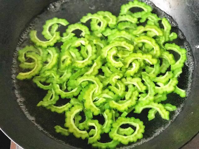 苦瓜切开,去瓤,再去勺子刮去苦瓜内层白色部分(这部分白色是苦的) 4.