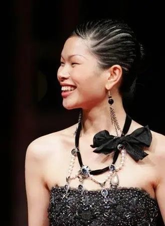 从"中国最丑模特"到世界名模,又嫁法国富豪,她是如何