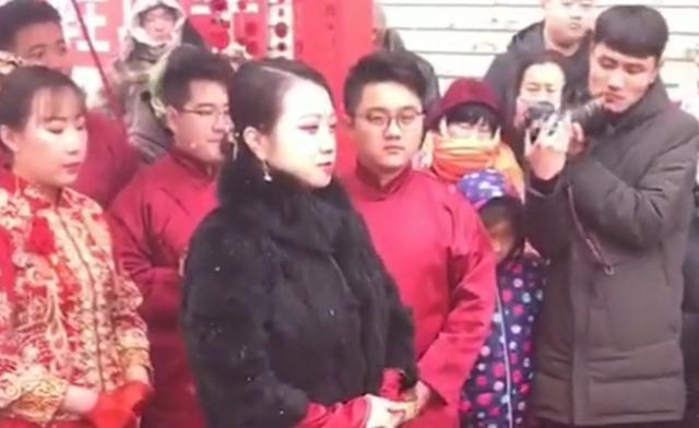 "年轻婆婆"火了,儿子婚礼上大抢新娘风头,网友:新浪表情委屈