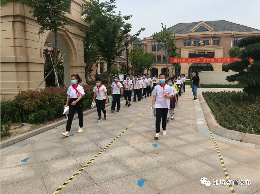 高新区大观学校,实验学校有序就餐.