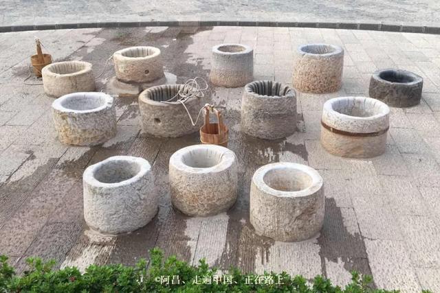 这口十二眼井也位于古井最多的建水古城,始凿于清康熙四十九年(公元