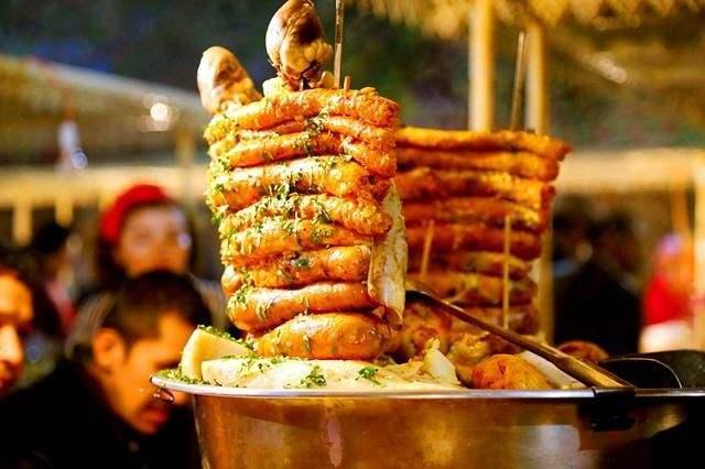 实拍新疆喀什夜市:围着大锅吃羊肉喝奶酒,热情且独具新疆风味!