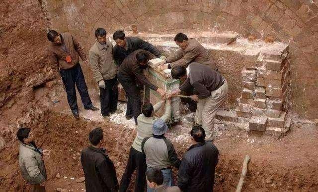 关羽墓被打开,考古专家发现一物,当地百姓:我们错拜了