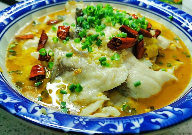 重庆酸菜鱼的家常做法,比饭店做的还美味,鱼肉嫩滑,酸辣爽口