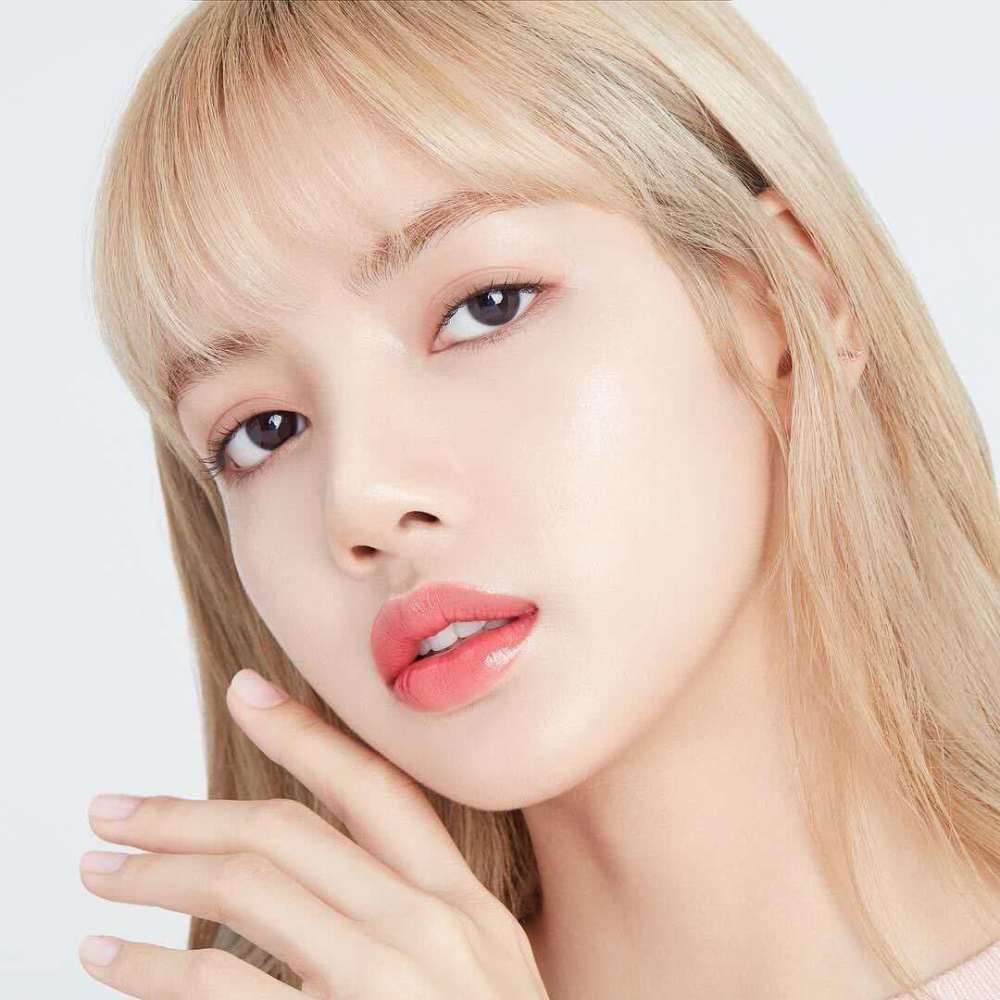 lisa素颜出镜离开韩式滤镜后网友直呼是照骗