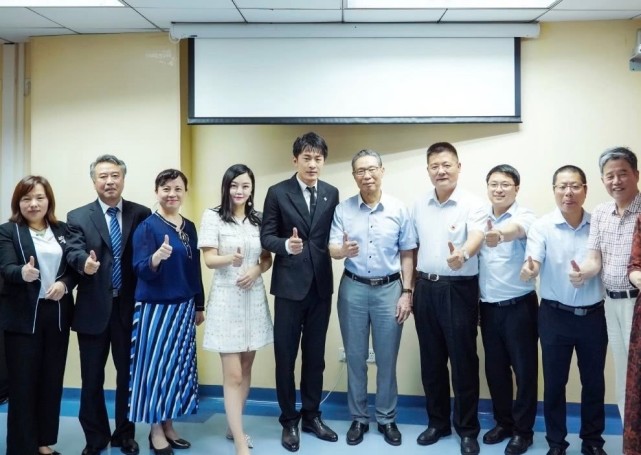 网红捐款600万,被钟南山点名表扬,合影时的站姿暴露
