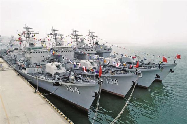 2019年,开封舰,大连舰,遵义舰和桂林舰退役