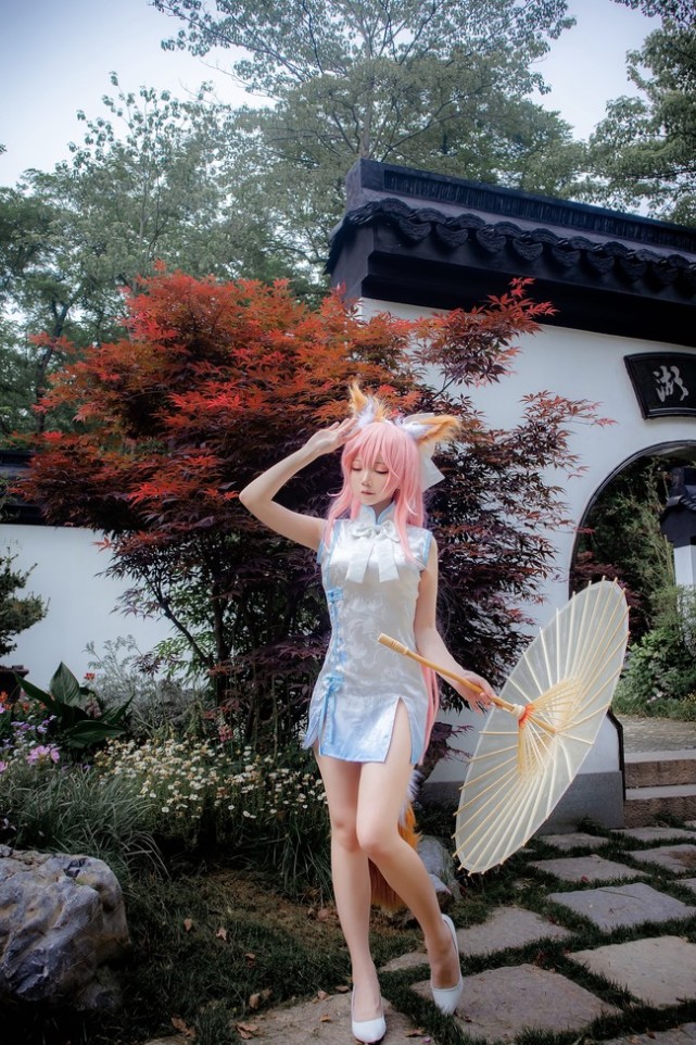 玉藻前cosplay 小姐姐一身旗袍,举手投足间都散发着优雅的气息