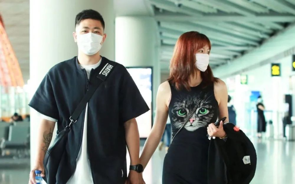李艾夫妇现身机场，穿猫咪紧身连衣裙秀“巴掌腰”，不像40岁宝妈