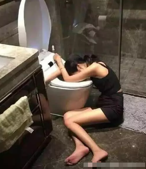 抽烟,喝酒对女生的危害要远远大于对男生,因为本身女生的体质就不如