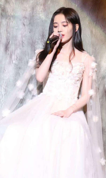 鞠婧祎只适合当白裙仙女?罕见红裙照曝光,此女只应天上有!