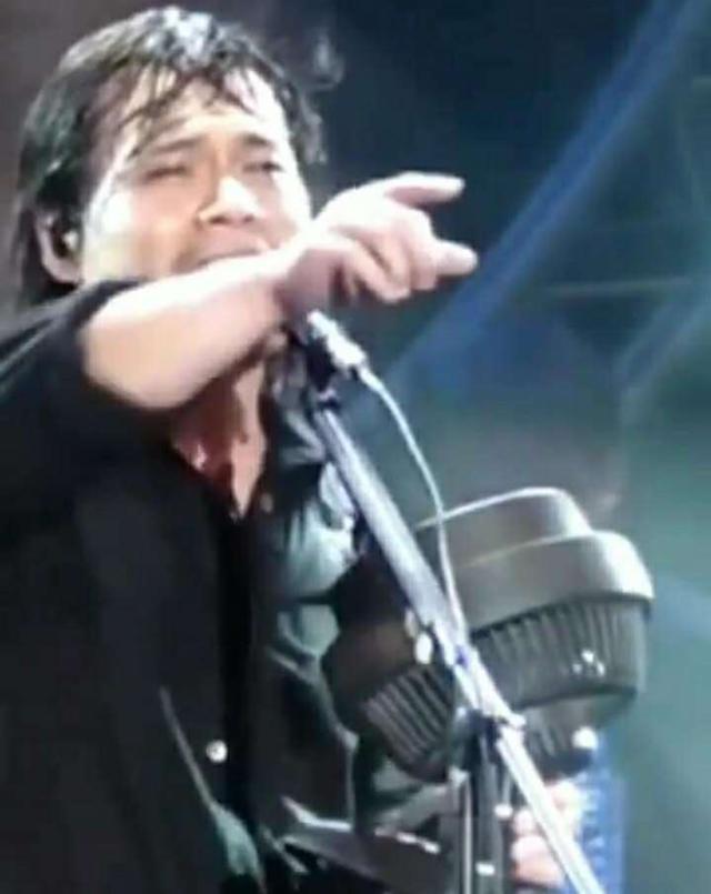 伍佰演唱会自带电风扇网友伍佰老师要进军电器带货行业