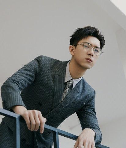 李现寸头硬汉十足,侧分斯文大背头撩人,发型百变多样唯帅气不变
