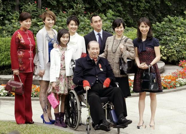 何鸿燊风流情史数不尽利智邝美云都在其列还娶了4个老婆