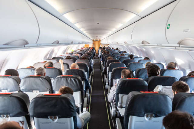 飞机上最糟糕的座位在哪里?这个座位到底有多差?