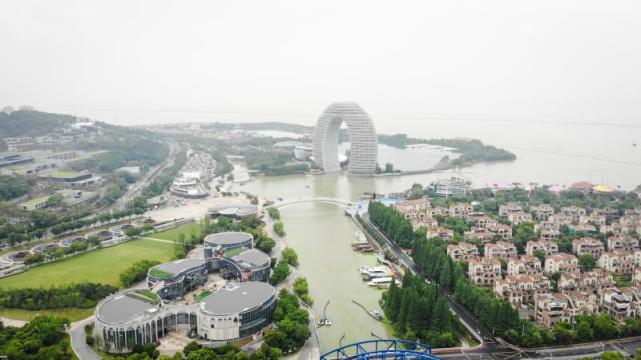 位于湖州市太湖旅游度假区的月亮广场及渔人码头.