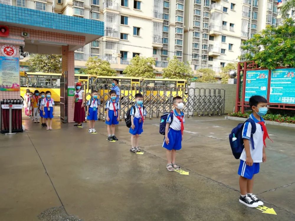 △5月26日,鼎湖区桂城中心小学一二年级学生返校,学生拉开1米间距有序