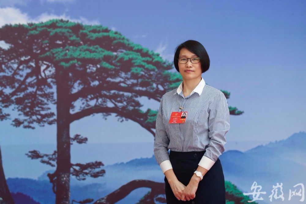 全国人大代表吴梅芳:中小学生入校应禁带智能机