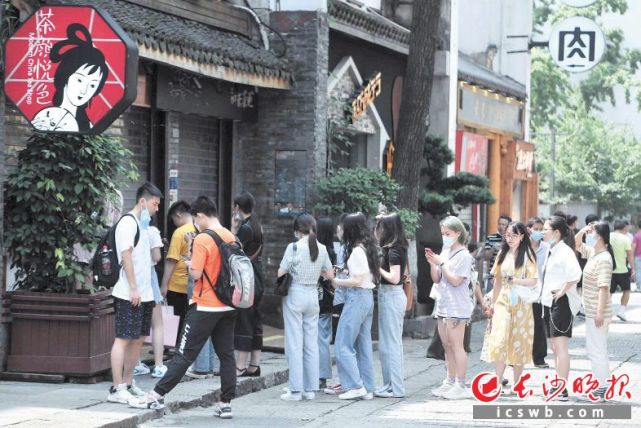 "茶颜悦色"的顾客在排队中.长沙晚报全媒体记者 贺文兵摄